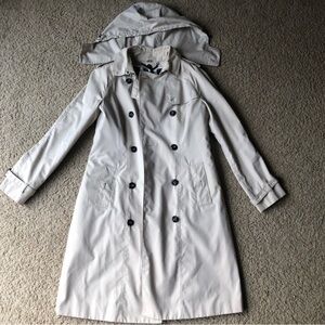 Burberry Classic Women's Double-Breasted Trench Coat - Cream. Size 10